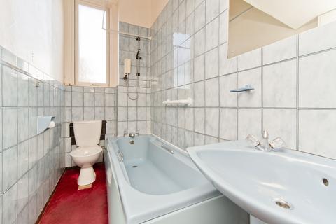 17 Lismore Crescent, Edinburgh, EH8 7DL
