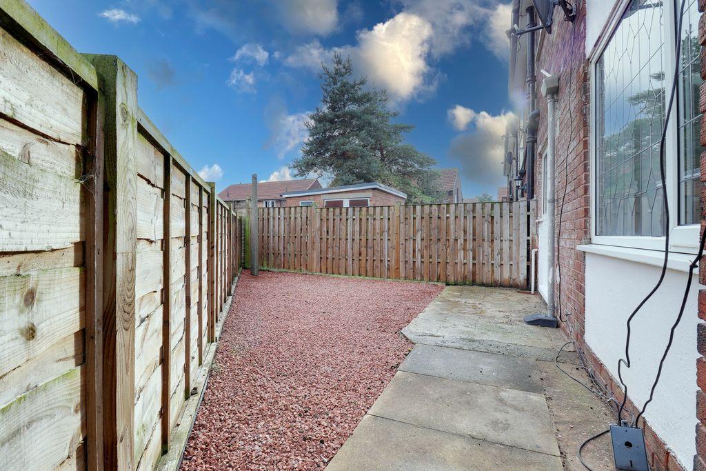 Keswick Drive, Castleford WF10 2RD 2 bed semidetached house £700 pcm