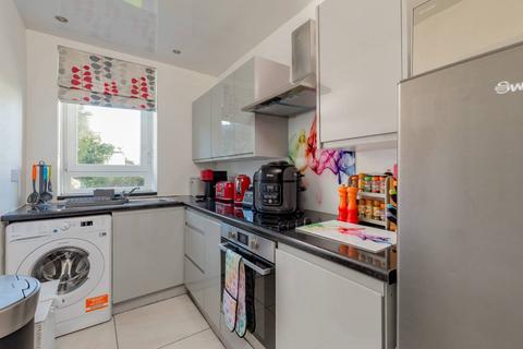 5/2 Loganlea Loan, Edinburgh, EH7 6NH