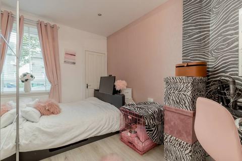 5/2 Loganlea Loan, Edinburgh, EH7 6NH