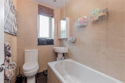 5/2 Loganlea Loan, Edinburgh, EH7 6NH