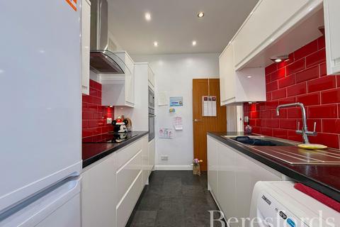 16 Fairfield Close, Hornchurch, RM12 4AP
