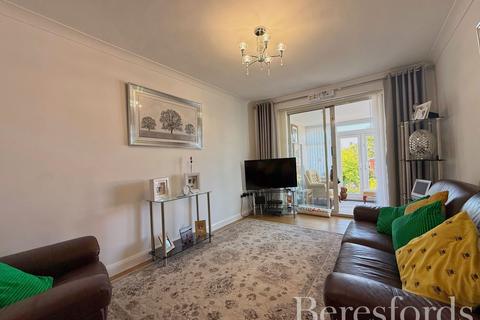 16 Fairfield Close, Hornchurch, RM12 4AP