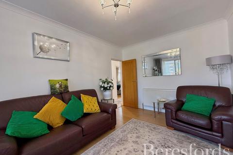 16 Fairfield Close, Hornchurch, RM12 4AP