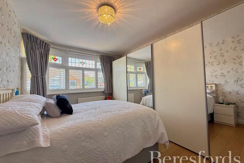 16 Fairfield Close, Hornchurch, RM12 4AP
