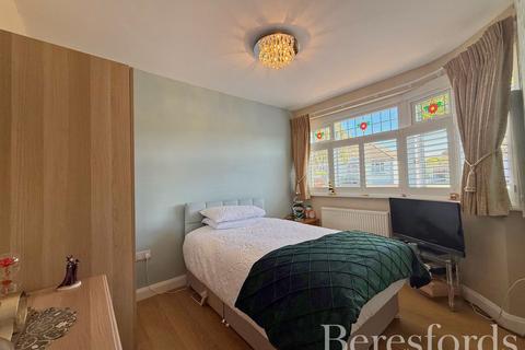 16 Fairfield Close, Hornchurch, RM12 4AP