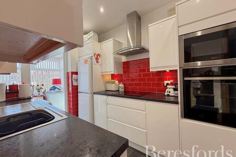 16 Fairfield Close, Hornchurch, RM12 4AP