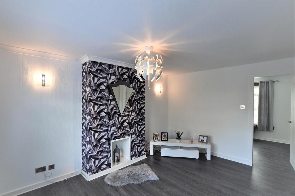 37 Hawthorn Court, KILWINNING, KA13 6DN 2 bed terraced house £95,000