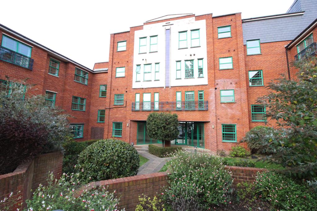 Central Road, Worcester Park KT4 2 bed flat £1,400 pcm (£323 pw)