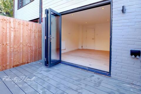 4 bedroom terraced house to rent, Grand Walk, London