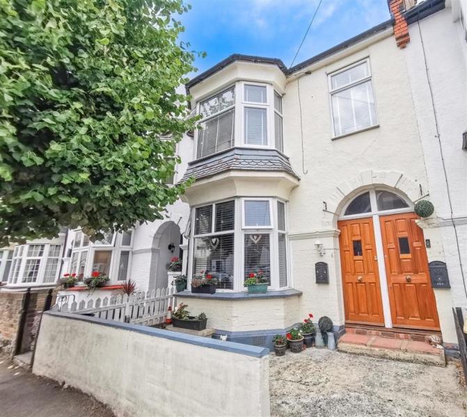 Oakleigh Park Drive, LeighonSea... 3 bed duplex £1,295 pcm (£299 pw)