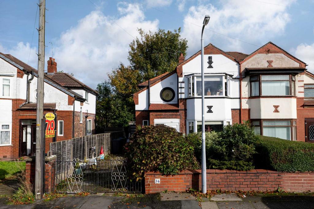 Edenfield Road, Prestwich 3 bed semidetached house £310,000