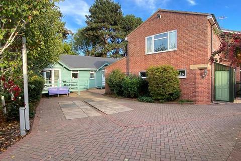 4 bedroom semi-detached house for sale - Harrod Drive, Market Harborough, Leicestershire, LE16