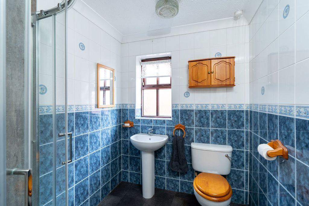 Ensuite to Bed 1
