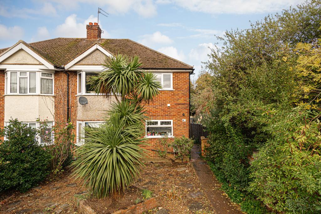 Leatherhead 2 bed for sale £300,000