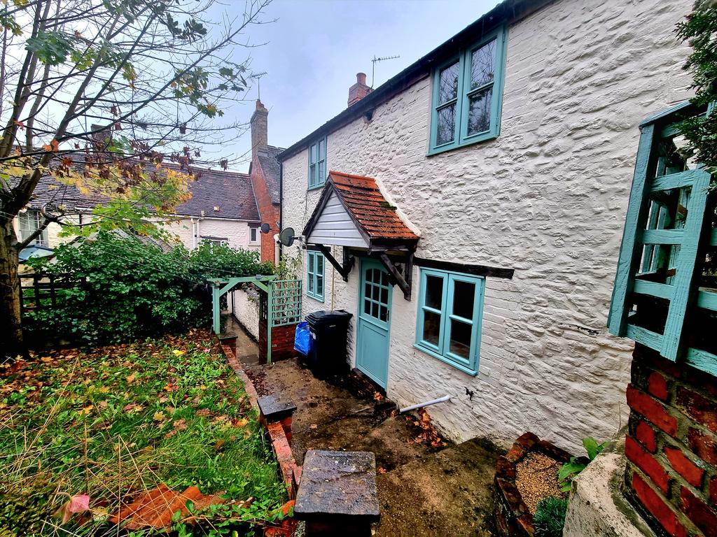 High Street, Wincanton BA9 2 bed cottage £825 pcm (£190 pw)