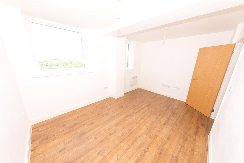Merebank Tower, 27 Greenbank Drive, L17 1 bed flat £650 pcm (£150 pw)