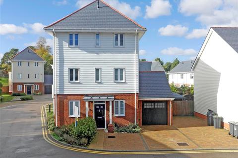 4 bedroom detached house for sale - Willow Close, Holborough Lakes, Kent