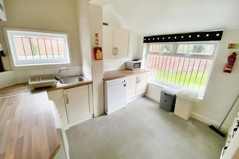 6 bedroom end of terrace house to rent, Latchmere Road, Manchester, Greater Manchester, M14