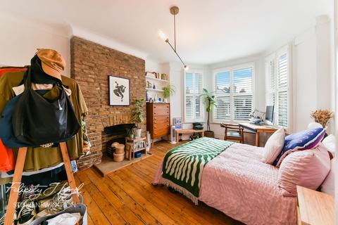 95b Durlston Road, London, E5 8RP