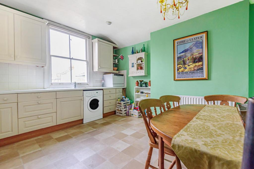 Anselm Road, Fulham 2 bed flat £600,000