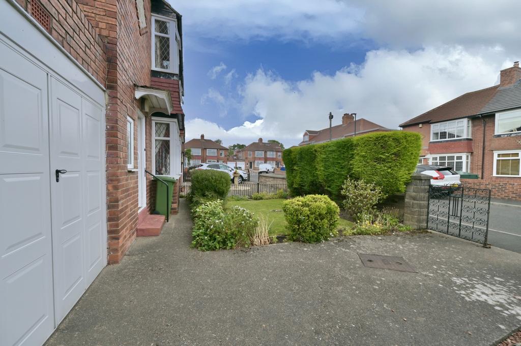Turbinia Gardens, Cochrane Park, NE7 2 bed semidetached house £200,000
