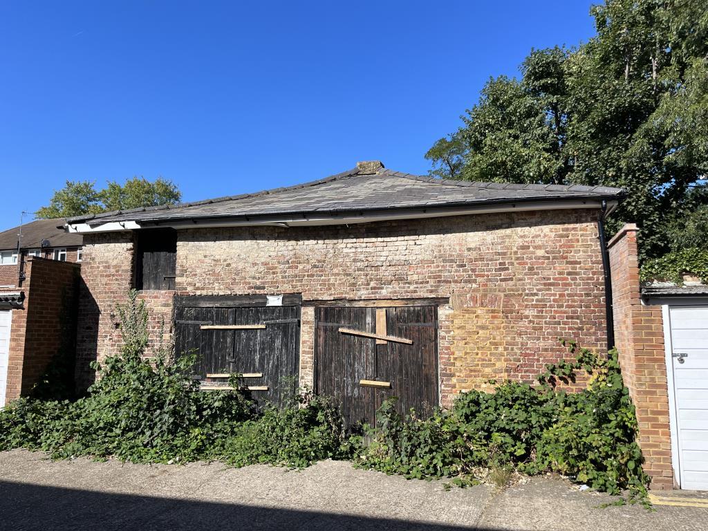 Surbiton, Surrey, KT6 1 bed detached house for sale £100,000