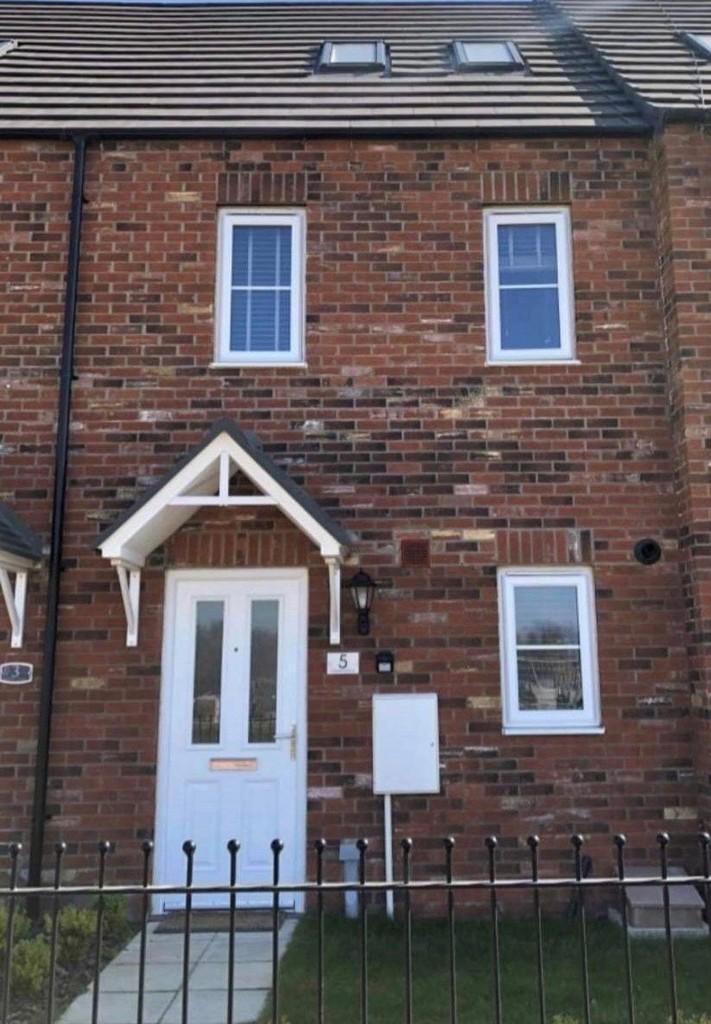Sceptre Avenue, Bessacarr 3 bed townhouse £825 pcm (£190 pw)