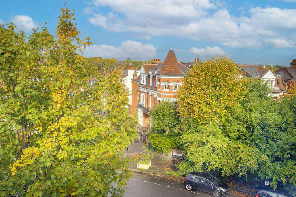 Hornsey Lane Gardens, Highgate, N6 2 bed apartment £600,000