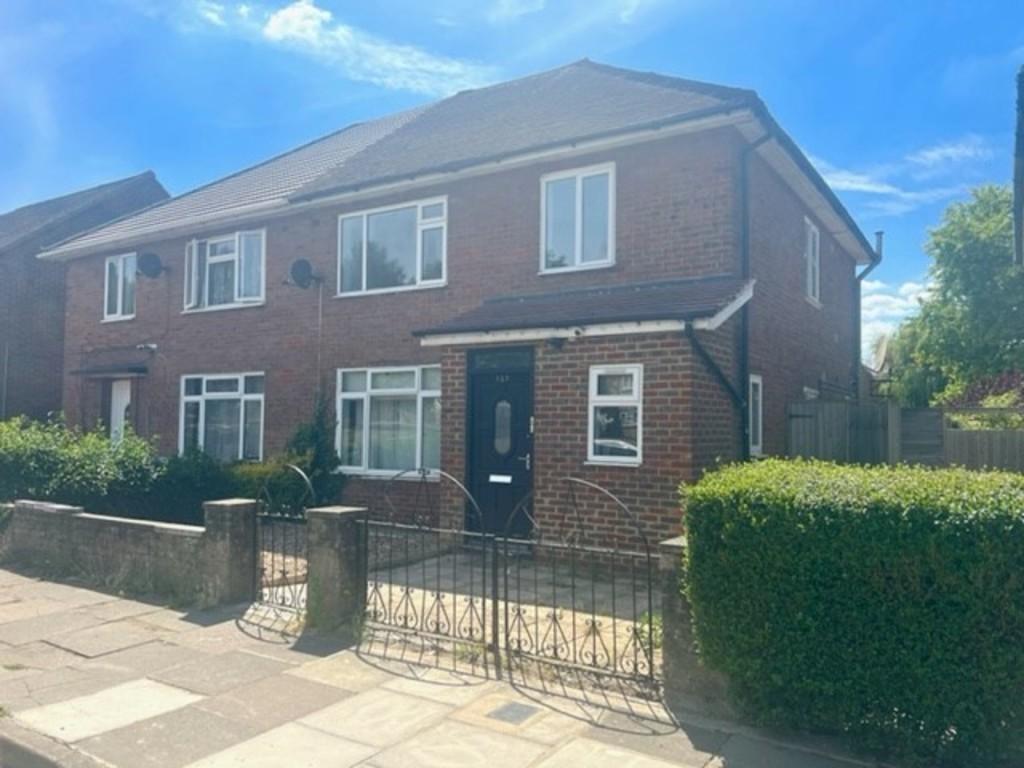 Courtenay Avenue, Harrow Weald 2 bed flat for sale £325,000