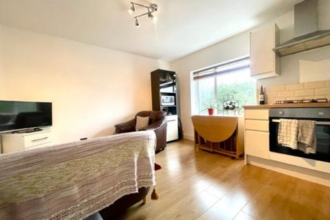 2 bedroom flat for sale, Courtenay Avenue, Harrow Weald