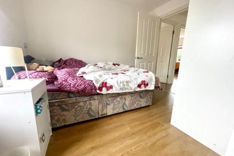 2 bedroom flat for sale, Courtenay Avenue, Harrow Weald