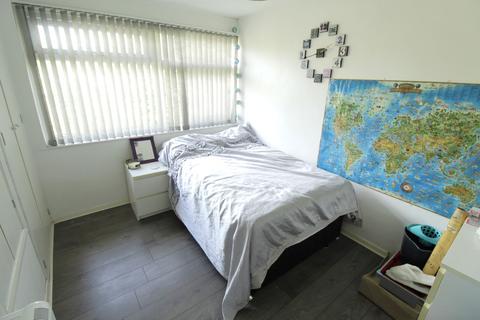 2 bedroom maisonette for sale - Petersham Close, Byfleet