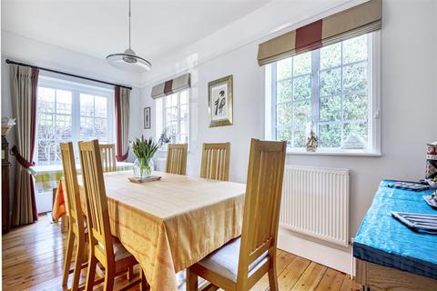 Rhinegold Dodsley Lane, Easebourne, Midhurst, GU29 9BB