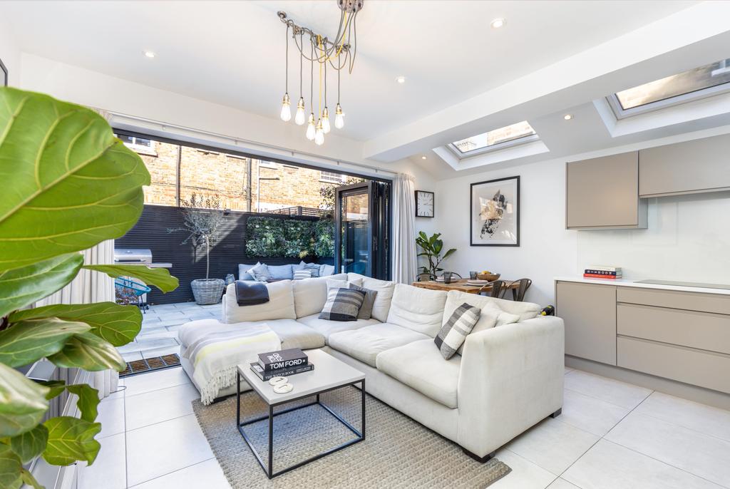 Dinsmore Road, Balham, SW12 2 bed apartment £2,817 pcm (£650 pw)