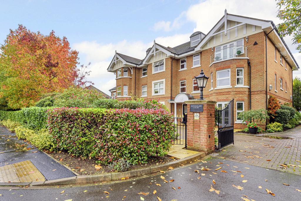Oatlands Drive, Weybridge, KT13 3 bed penthouse £2,600 pcm (£600 pw)