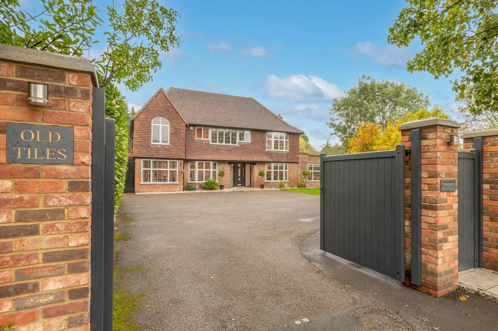 Beaconsfield Road, Farnham Common, Slough, SL2 5 bed detached house £