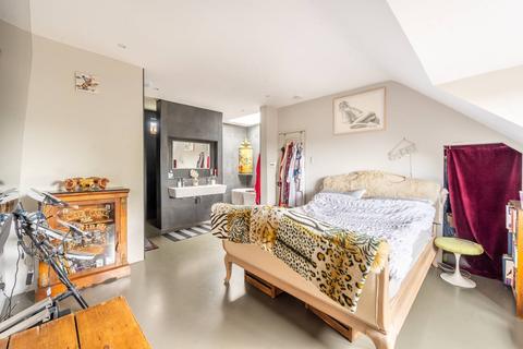 3 bedroom terraced house to rent - Southcroft Road, Furzedown, London, SW16