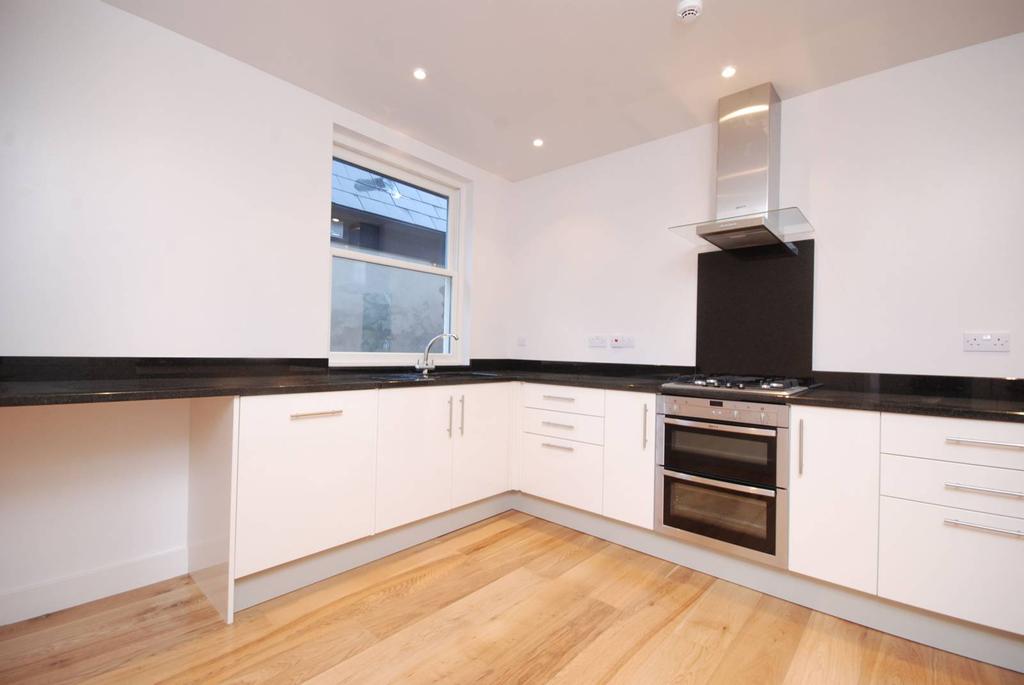 Graham Road, Wimbledon, London, SW19 2 bed flat £2,500 pcm (£577 pw)