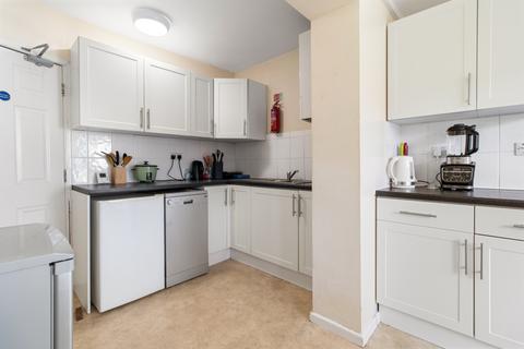 6 bedroom semi-detached house to rent, King Arthurs Close, Worcester WR2