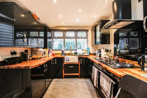 1 bedroom in a house share to rent, Louise Road, E15