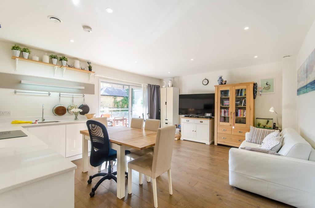 Oakhill Road, Putney, London, SW15 2 bed flat £3,000 pcm (£692 pw)