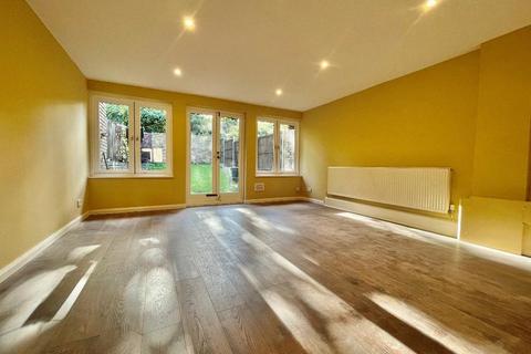 3 bedroom maisonette to rent, Kennet Close, London, SW11 2DG