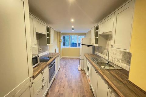 3 bedroom maisonette to rent, Kennet Close, London, SW11 2DG