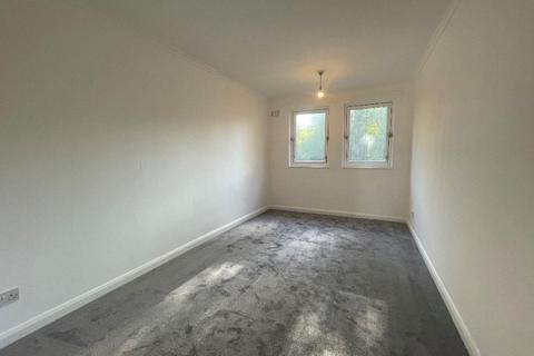 3 bedroom maisonette to rent, Kennet Close, London, SW11 2DG