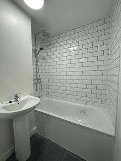 3 bedroom maisonette to rent, Kennet Close, London, SW11 2DG