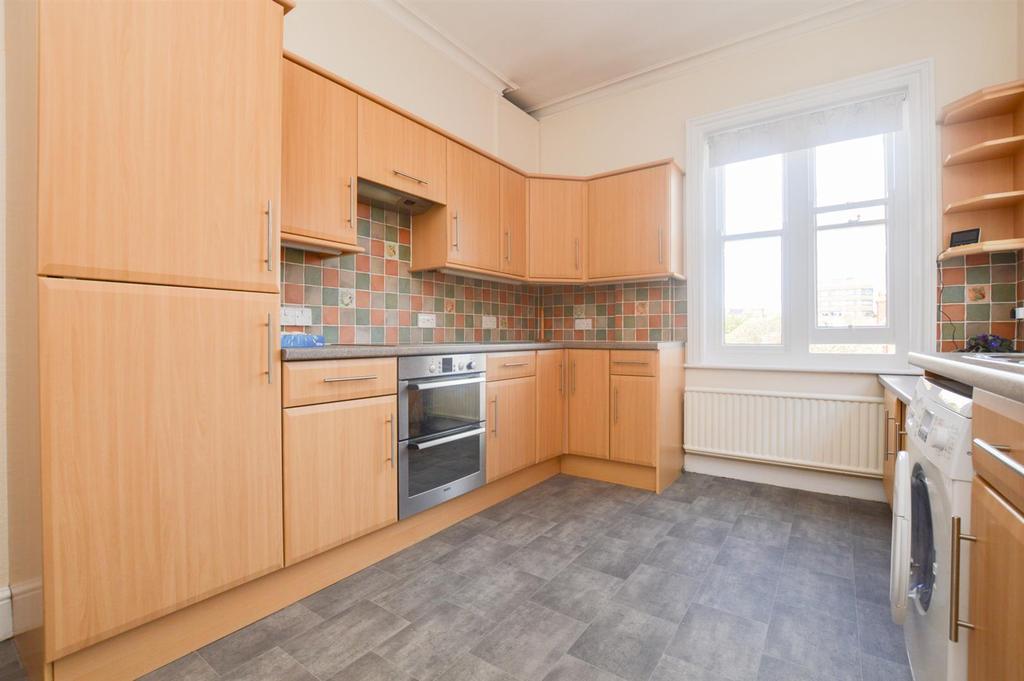 5 Dittons Road, Eastbourne 3 bed £1,500 pcm (£346 pw)