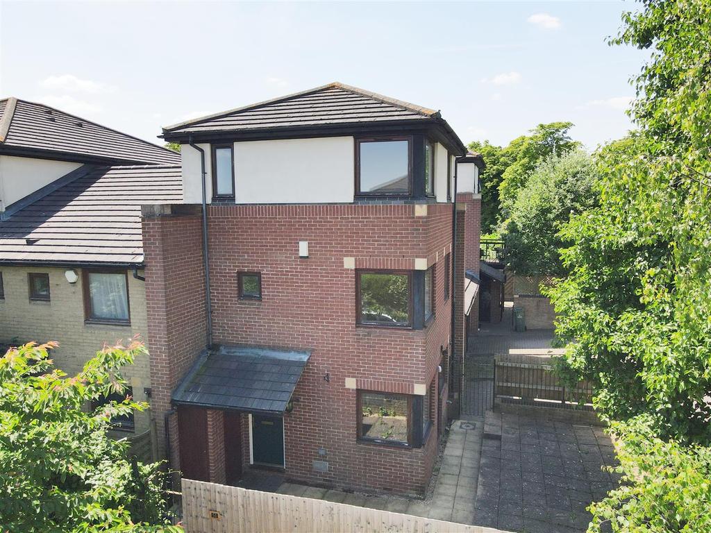Adelphi Street, Campbell Park, Milton Keynes 2 bed townhouse £1,295