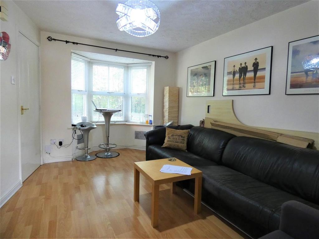 Hunters Way, Slough 2 bed end of terrace house £1,500 pcm (£346 pw)