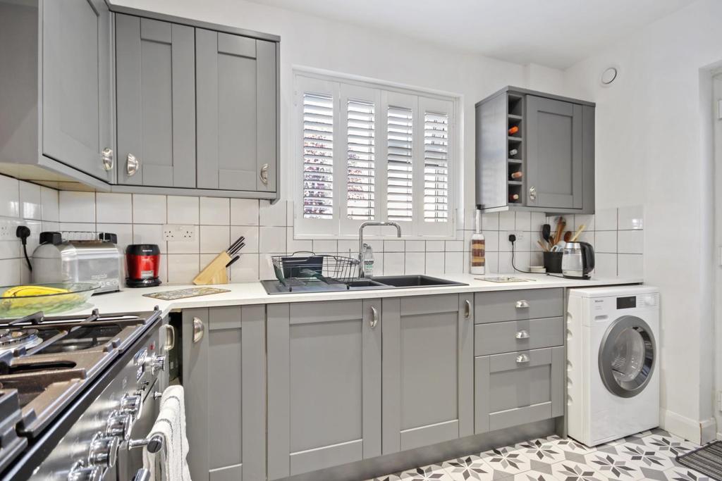Clyde Crescent, Upminster 3 bed semidetached house £575,000